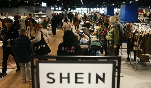 Clientes compran en la inauguración de la primera tienda física del gigante asiático del comercio electrónico Shein en los grandes almacenes Bazar de l'Hotel de Ville (BHV) de París. (Foto de Dimitar DILKOFF / AFP)