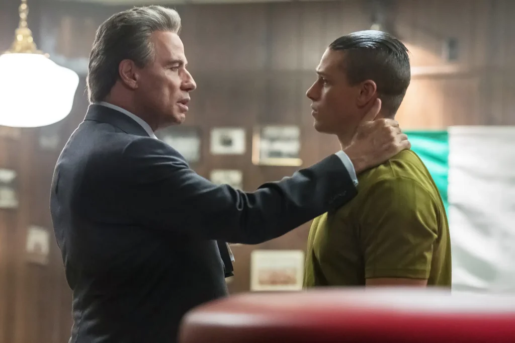 El actor Spencer Lofranco junto a John Travolta en la película Gotti en 2018. Foto: People