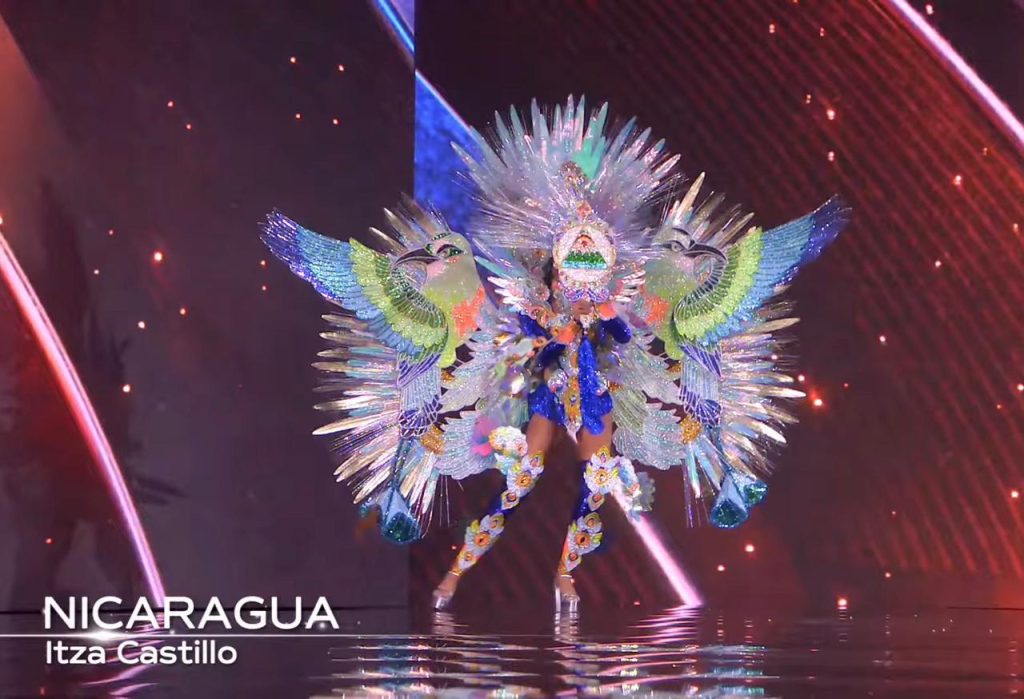 Itza Castillo con el traje nacional inspirado en el guardabarranco. Foto: Captura de pantalla/Miss Universe