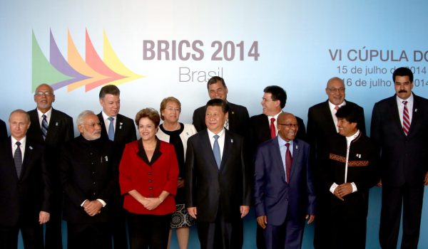 Foto de archivo en la que aparecen los presidentes de Rusia, Vladimir Putin (I), y Venezuela, Nicolás Maduro (D), en la foto de familia de la inédita cumbre entre los líderes del foro de los BRICS y los de Unasur en Brasilia en 2014. EFE/ Fernando Bizerra Jr.