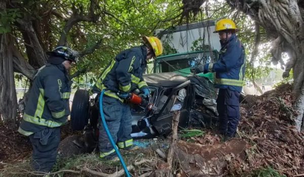 Una mujer muere atrapada entre la chatarra tras ser atropellada por un camión, en Carretera Sur