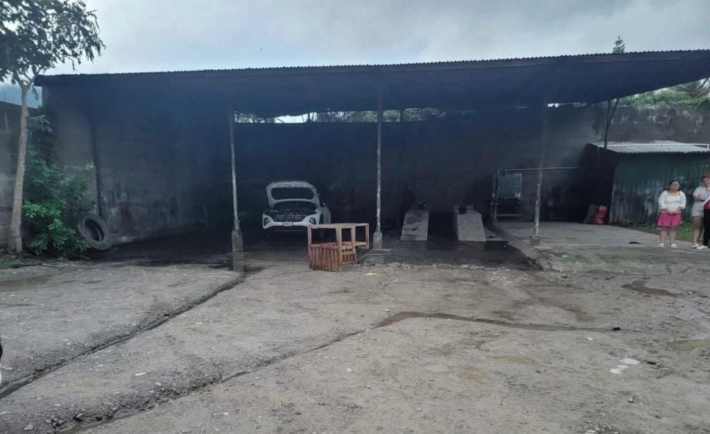Auto lavado queda recudido a cenizas tras incendio en Jinotega. Foto: Noticia Denis García/Facebook.
