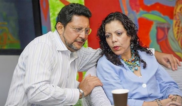 Bayardo Arce y Rosario Murillo fueron compañeros de trabajo en La Prensa. Eran amigos y Arce la visita en su casa. En la actualidad, desde hace varios años, no se toleraban. LA PRENSA/ ARCHIVO