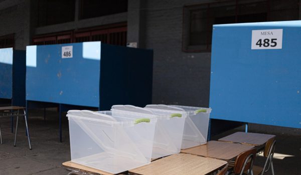 Vista general este sábado, 15 de septiembre, de una mesa de votación previo a las elecciones presidenciales de Chile, en el Estadio Nacional Julio Martínez Prádanos, en Santiago de Chile. EFE/Ailen Díaz