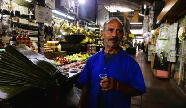 Como Alejandro Orellano, muchos venezolanos dicen que están más preocupados por la economía personal que por una invasión de EE.UU.