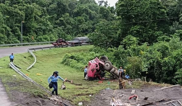 Camionero muere prensado entre la chatarra tras sufrir accidente
