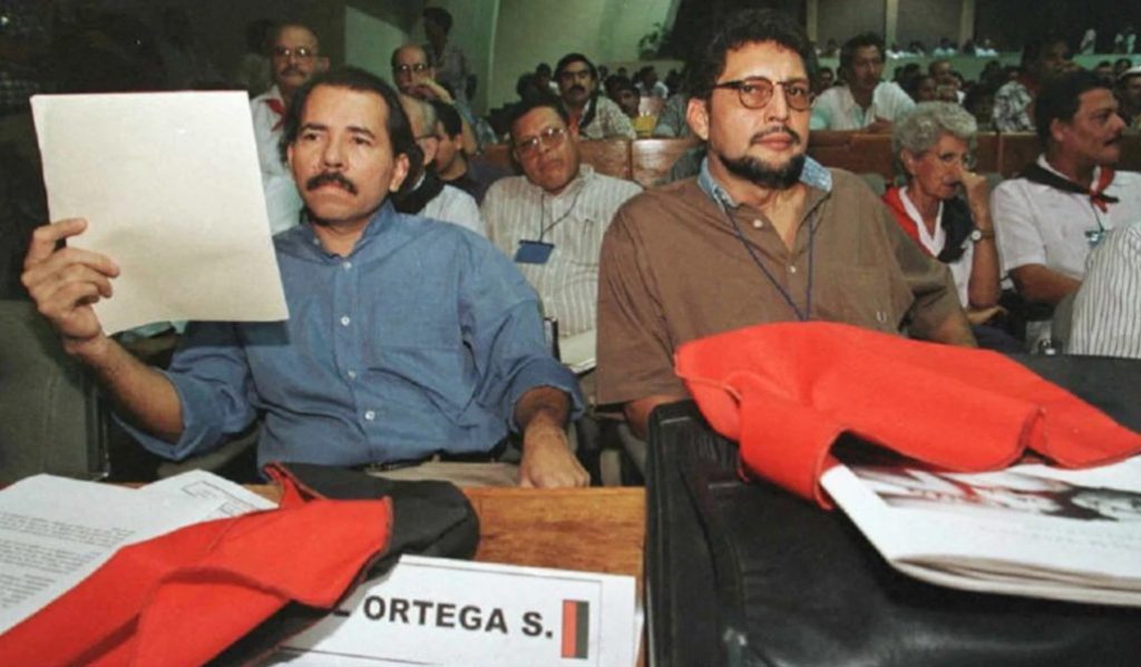 Bayardo Arce, a la derecha, hasta su arresto, era el único de los nueve comandantes sandinistas de los años ochenta que permanecía junto a Daniel Ortega, a la izquierda. LA PRENSA/ TOMADA DE INTERNET