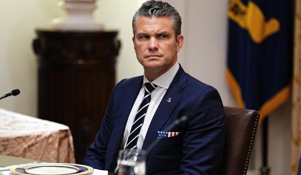Fotografía de archivo del secretario de Guerra de Estados Unidos, Pete Hegseth, durante una reunión de trabajo, en la Casa Blanca, en Washington DC (EE.UU.). EFE/Aaron Schwartz/Pool
