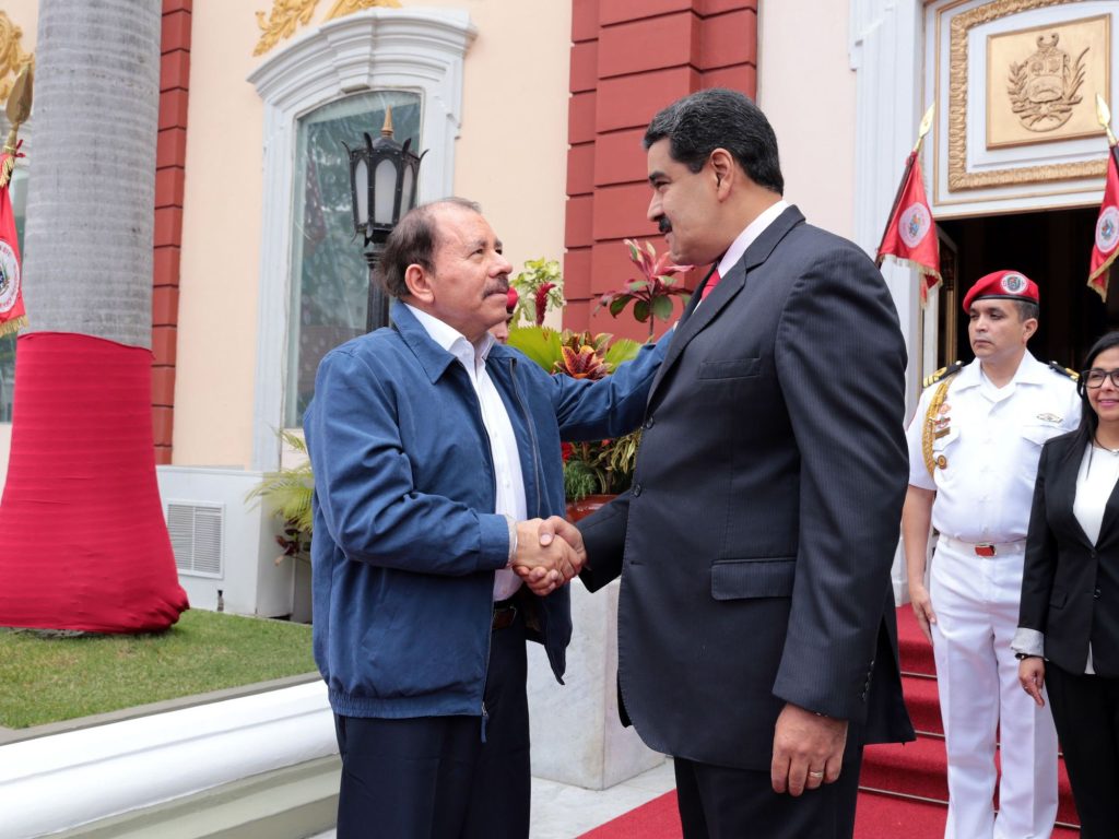El dictador Daniel Ortega junto a Nicolás Maduro