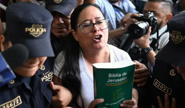 La abogada y activista de derechos humanos salvadoreña Ruth López es escoltada por la policía a una audiencia en el centro judicial Isidro Menéndez de San Salvador, el 4 de junio de 2025.
