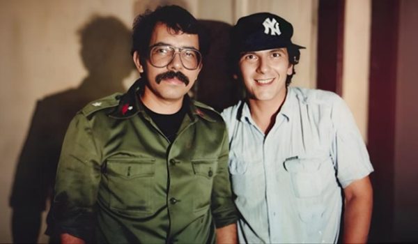 Reed Brody, a la derecha, llamado ahora El cazador de dictadores, conoció a Daniel Ortega, a la izquierda, en la década de 1980. Hoy, Brook es miembro del GHREN, grupo de la ONU que investiga los crímenes de lesa humanidad de Ortega y su esposa Rosario Murillo. LA PRENSA/ CORTESÍA