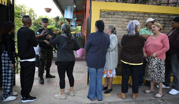 Personas hacen fila para votar en un centro de votación durante las elecciones generales en Tegucigalpa, el 30 de noviembre de 2025. (Foto de Orlando SIERRA / AFP)