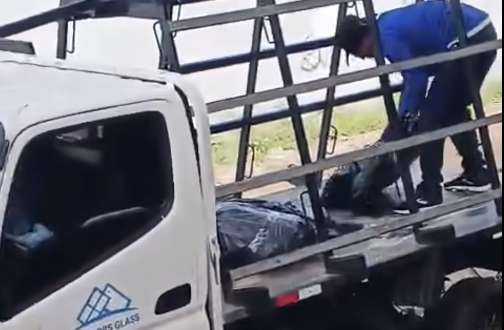 El camión con el logo "Windoors Glass" fue sorprendido tirando basura en bolsas negras. Foto: Yo quiero vivir limpio