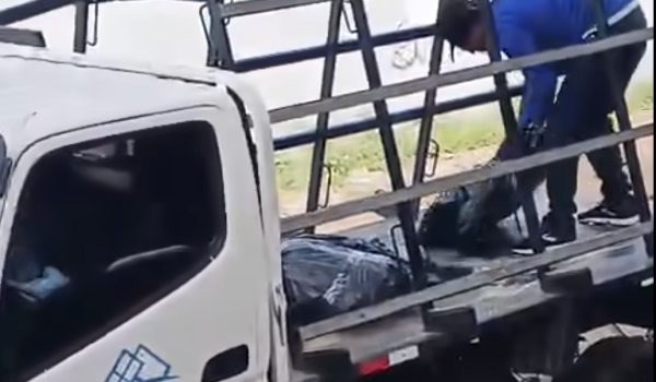 El camión con el logo "Windoors Glass" fue sorprendido tirando basura en bolsas negras. Foto: Yo quiero vivir limpio