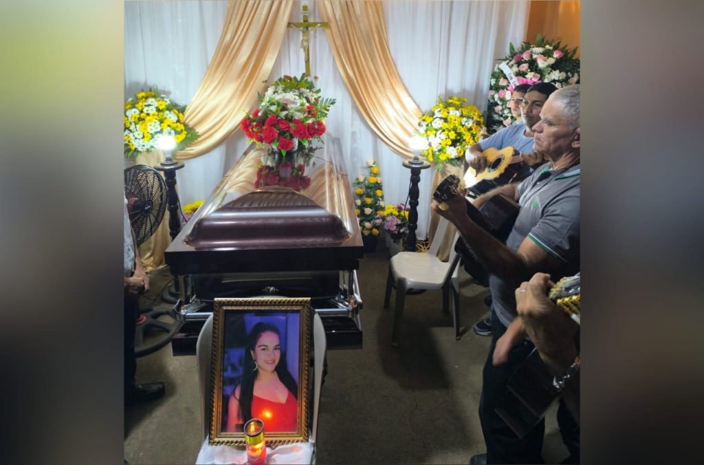 Féretro de Evelyn Rayo Mairena, asesinada de un disparo en Estados Unidos. Foto: Abel Centeno/Facebook.