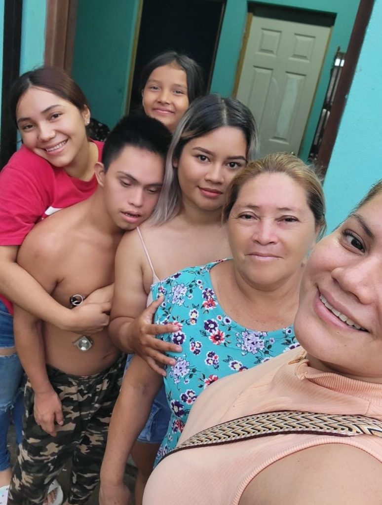Alondra Bermúdez junto a su familia en Nicaragua. Foto: Cortesía.