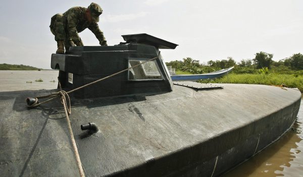 Fotografía de archivo en la que se captó a un soldado de la Armada Nacional de Colombia al inspeccionar un submarino utilizado por grupos delictivos y narcotraficantes para sacar cocaína del país suramericano. EFE/Leonardo Muñoz