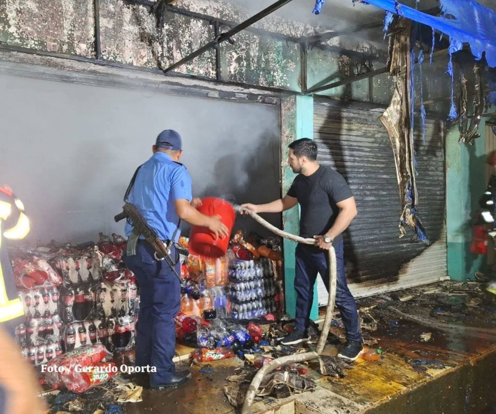 Autoridades y población ayudan a apagar el fuego en incendio del mercado municipal de Boaco. Foto: Gerardo Oporta/Facebook.