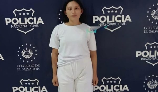Nicaragüense en prisión preventiva en El Salvador por abandonar a hijo recién nacido en un predio