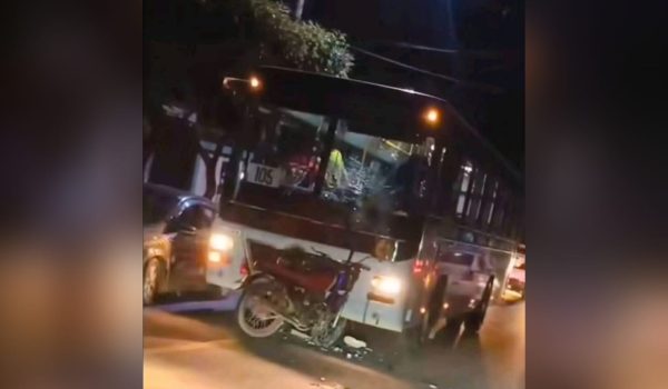Motociclista fallece en el hospital luego de impactar de frente contra una ruta en Managua