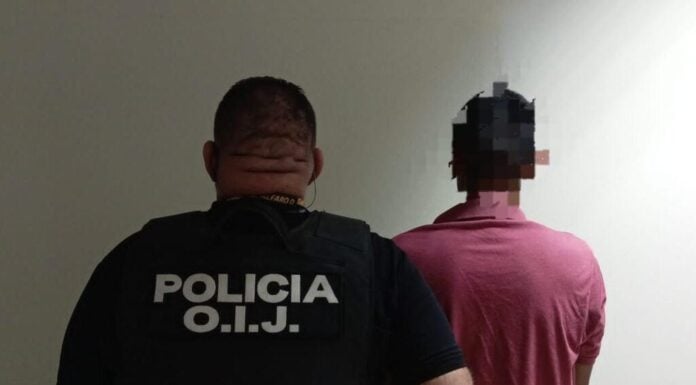 Policía presenta al nicaragüense que asesinó a su hermano en una zona rural de Sarapiquí. Foto: Pococi Informa/Facebook.