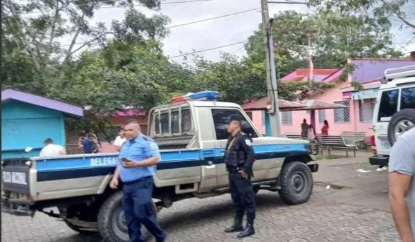 Niño muere tras prensar su cabeza entre la ventana de un bus y un poste, en Matagalpa