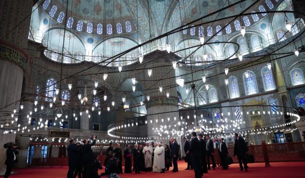 Visita de León XIV a la Mezquita Azul de Estambul, gesto hacia los musulmanes