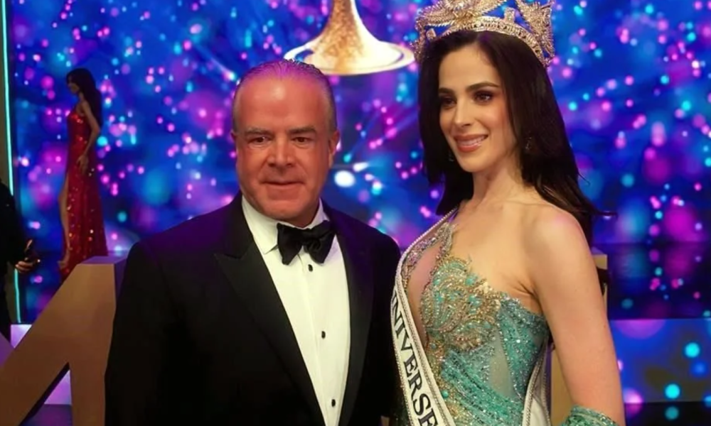 Raúl Rocha Cantú con la ganadora de Miss Universe 2025, Fátima Bosch.