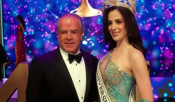 Raúl Rocha Cantú con la ganadora de Miss Universe 2025, Fátima Bosch.