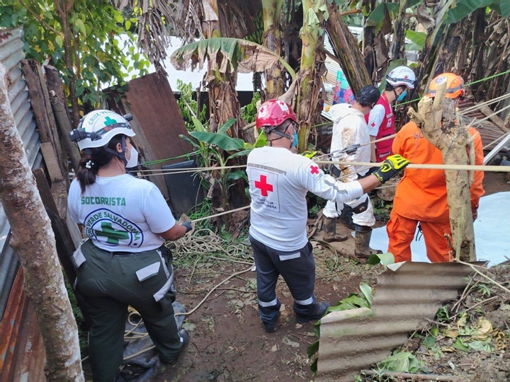 Socorristas de distintos organismos rescataron el cadáver de Cabrera Ángel de la fosa séptica a la que había sido lanzada por Tenise Berry. LA PRENSA/ CRUZ VERDE SALVADOREÑA