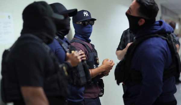 EE.UU. revisará “green cards” de inmigrantes de 19 países