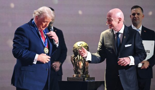 Trump honrado y feliz con su premio de la FIFA