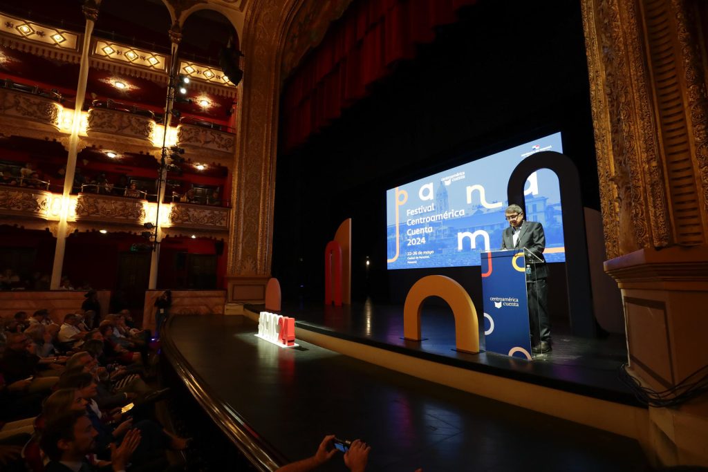 El presidente del Festival Centroamérica Cuenta habla durante la inauguración de la XI edición de Centroamérica Cuenta 2024. EFE/Archivo