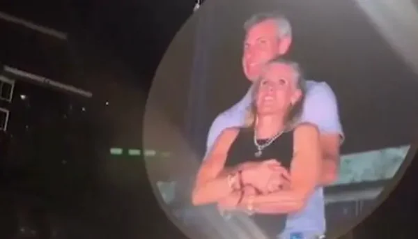 Kristin Cabot y Andy Byron en la pantalla gigante en medio de un recital de Coldplay.