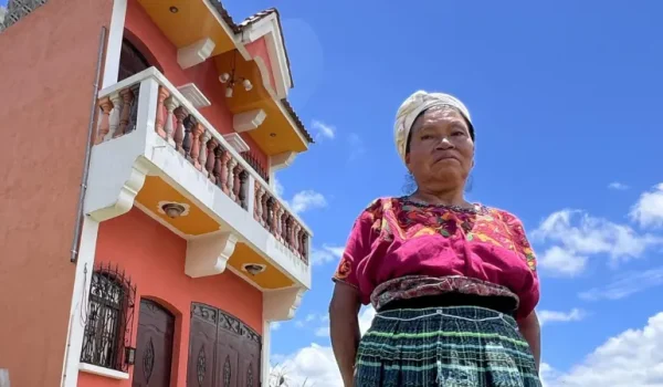 Arquitectura de las remesas: cómo el dinero que llega de EE.UU. está transformando los pueblos y ciudades de Guatemala
