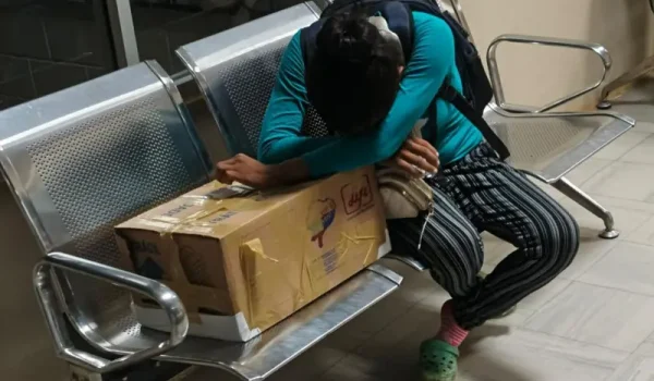 Yawa Sumpa viajó tres horas en un autobús con los restos de su hija hasta la localidad de Taisha.