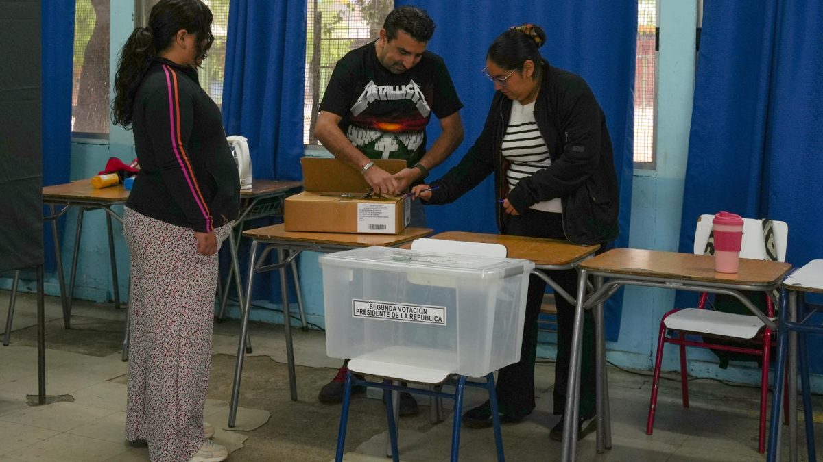 Vocales de mesa preparan material electoral este domingo, durante la segunda vuelta presidencial en Chile en Santiago de Chile (Chile). Un total de 3.379 locales de votación con 40.473 mesas abrieron sus puertas este domingo para dar comienzo a la segunda vuelta presidencial en Chile, en la que se escogerá al sucesor del progresista Gabriel Boric. EFE/ Adriana Thomasa
