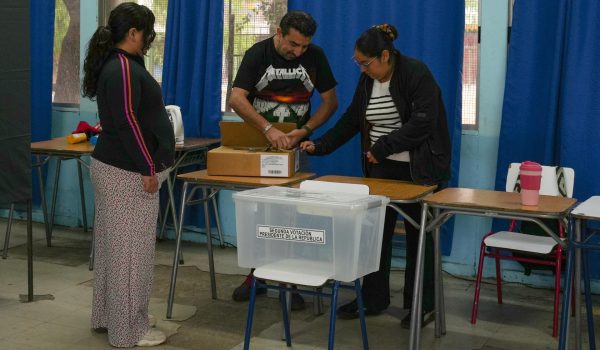 Vocales de mesa preparan material electoral este domingo, durante la segunda vuelta presidencial en Chile en Santiago de Chile (Chile). Un total de 3.379 locales de votación con 40.473 mesas abrieron sus puertas este domingo para dar comienzo a la segunda vuelta presidencial en Chile, en la que se escogerá al sucesor del progresista Gabriel Boric. EFE/ Adriana Thomasa