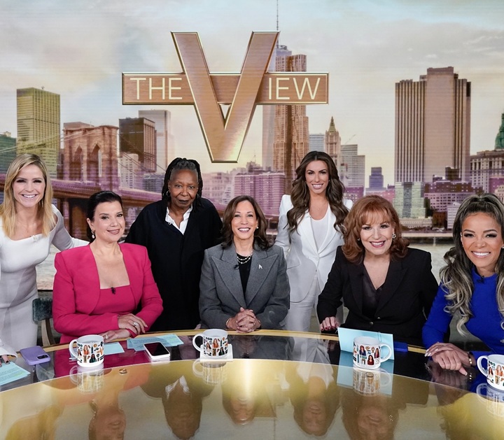 En una edición del programa The View, Navarro, de rojo, aparece con algunas personalidades estadounidenses, entre ellas la ex candidata demócrata a la presidencia de Estados Unidos, Kamala Harris, en el centro, y la actriz Whoopi Goldberg, entre Navarro y Harris. LA PRENSA/ TOMADA DE REDES SOCIALES