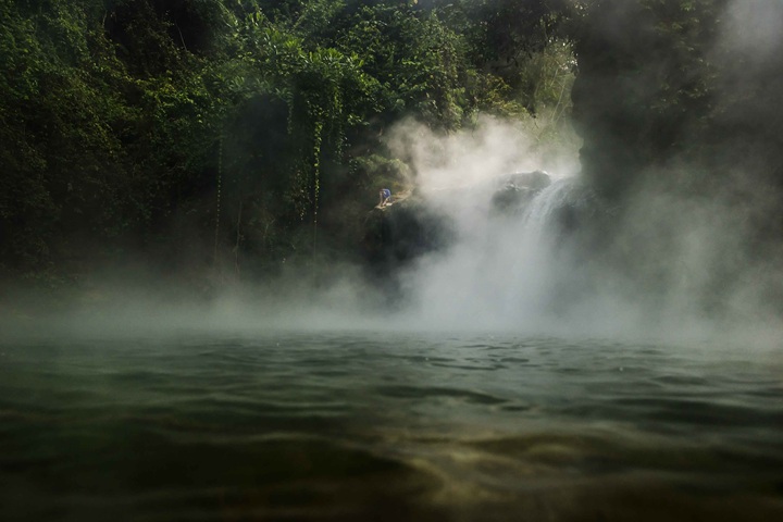 Al fondo se observa a Ruzo trabajando en el Río Hirviente. LA PRENSA/ CORTESÍA