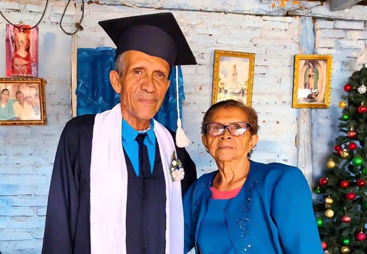 Con su madre. Matamoros dice que él se ve tan mayor como su madre debido a que él peleó en dos guerras durante más de 13 años y en los últimos 20 años se ha desvelado laborando como guarda de seguridad. LA PRENSA/ TOMADA DE REDES SOCIALES