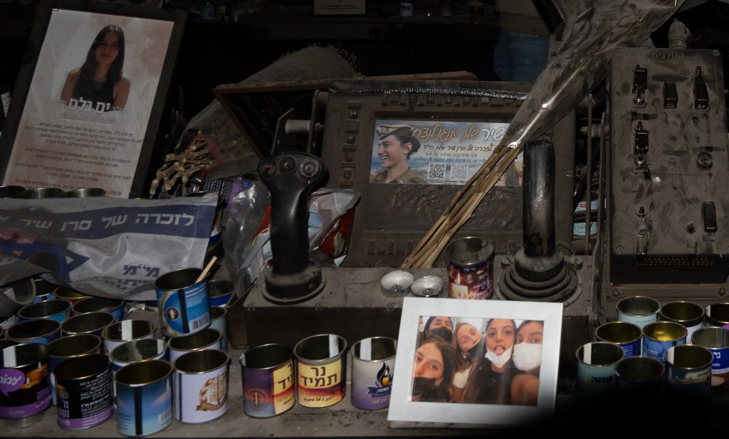 Escritorio de la sala de situación cubierto con fotografías de la unidad 414 y velas conmemorativas. Foto cortesía de Ashley Neyra
