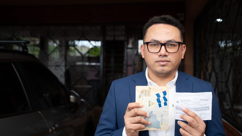 nicaragüense Gerall Chávez muestra el pasaporte vencido. Foto: Cortesía