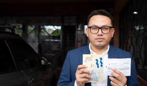 nicaragüense Gerall Chávez muestra el pasaporte vencido. Foto: Cortesía