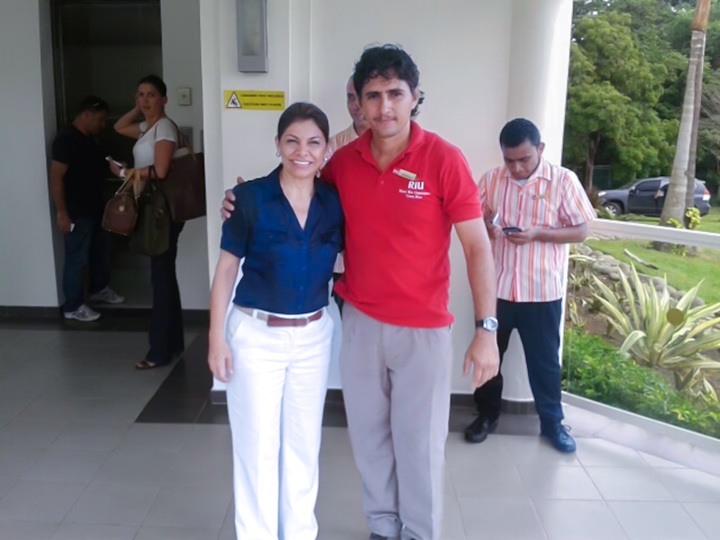 Con la expresidenta costarricense Laura Chinchilla, en el hotel. LA PRENSA/ CORTESÍA