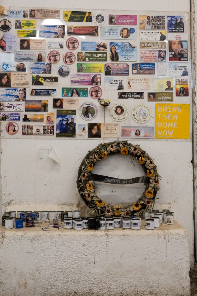 Muro conmemorativo construido dentro de la base militar de Nahal Oz, junto a la Franja de Gaza, está lleno de fotos, flores y velas en memoria de las víctimas del ataque de Hamás. Foto cortesía de Ashley Neyra