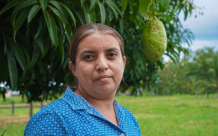 Nuriz Sequeira se mantiene cultivando la tierra, en Upala, junto a otras campesinas nicaragüenses exiliadas. LA PRENSA/ TOMADA DE INTERNET