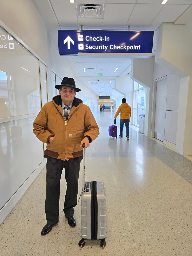 Como misionero, Flores vive viajando por todo el continente americano. LA PRENSA/ CORTESÍA