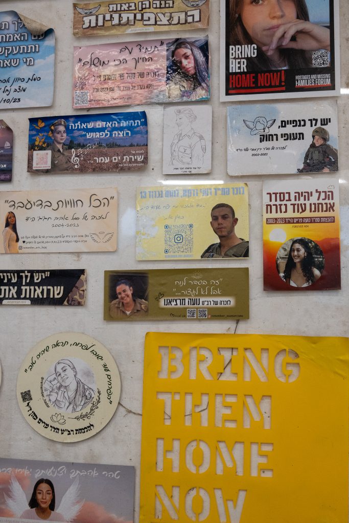 Stickers y fotos que piden que traigan a casa a soldados que fueron secuestrados. Foto cortesía de Ashley Neyra