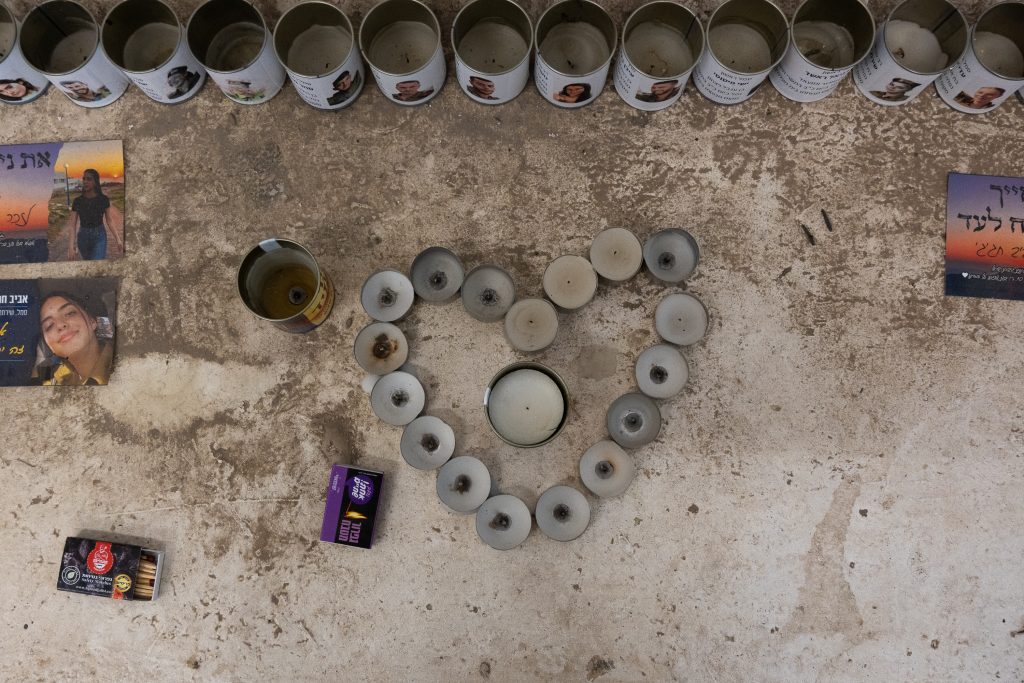 Velas conmemorativas en forma de corazón en el interior de la base militar de Nahal Oz. Foto cortesía de Ashley Neyra